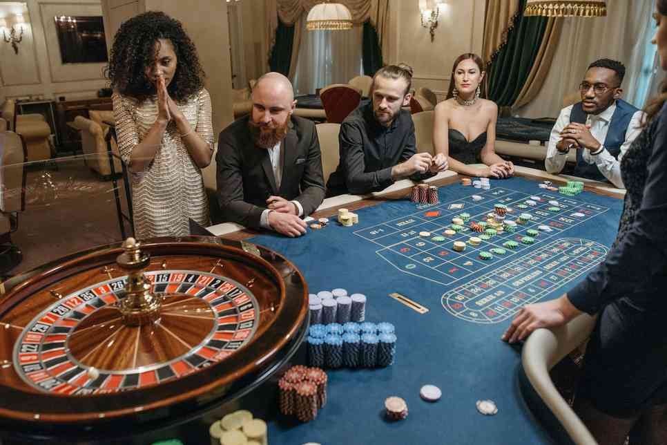 Comment Gagner au Poker sur Vegas Plus : Stratégies et Astuces Essentielles